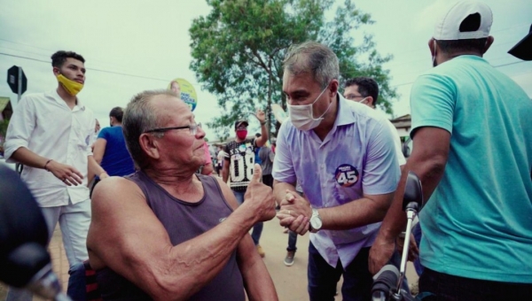 “Dinheiro público deve ser administrado com responsabilidade”, afirma Minoru Kinpara durante passeata no bairro Jorge Lavocat 